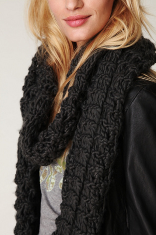 Druki Pom Pom Scarf